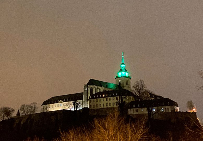 Abteiturm in grün Abteiturm leuchtet in grünem Licht zum Tag der Kinderhospizarbeit