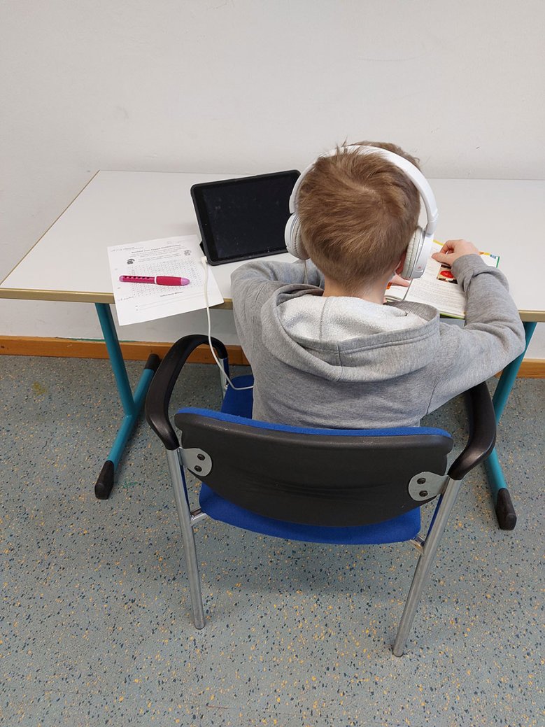 Gesamtschule Schüler der Gesamtschule vor dem Notebook