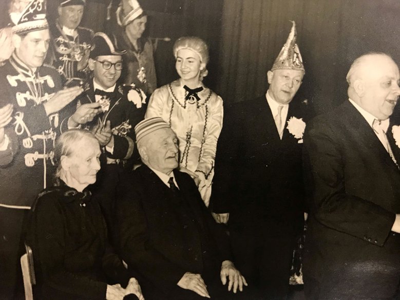 Seniorensitzung Ältestenehrung auf der Karnevals-Seniorensitzung am 10. Februar 1958 im Hotel "Zum Stern"