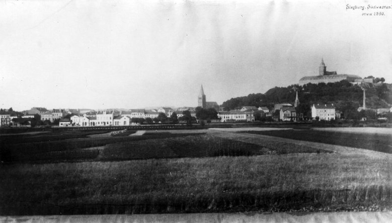Bahnhof Blick aus Richtung Zange um 1890 auf Wilhelmstraße/Bahnhof, im Hintergrund die Abtei