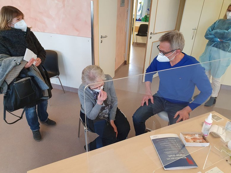 Impfungen Dr. Ulrich Sprenker bei der Impfung von Gertrud Rusche