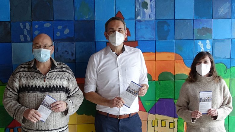 Jugendliche von links: Jürgen Spengler, Bürgermeister Stefan Rosemann und Lisa Reitz