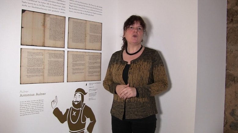 Stadrtmuseum-Video Dr. Gundula Caspary vor der Kopie eines Zunftbriefes