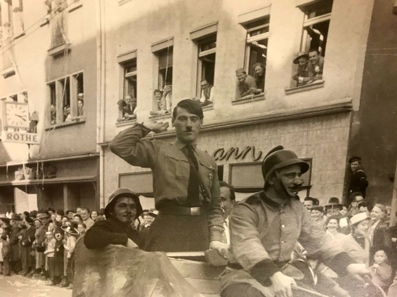 Hitler Parodie Hitler Parodie im Rosenmontagszug