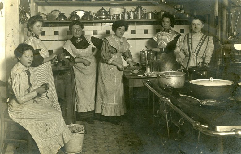 Küche um 1910 Küche des Siegburger Hofs in der Bahnhofstraße rund fünf Jahre vor Beginn des Ersten Weltkriegs. Die Dame in der Mitte schneidet einen Braten an.