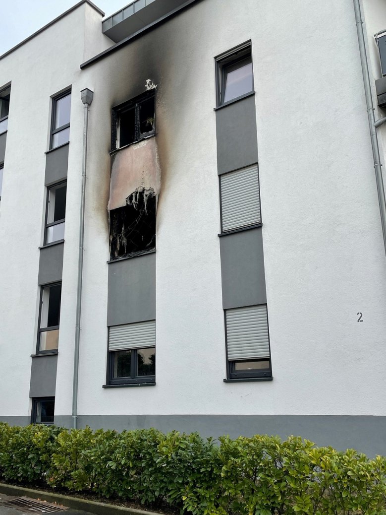 Brand Akazienweg Brandspuren an einer Hausfassade