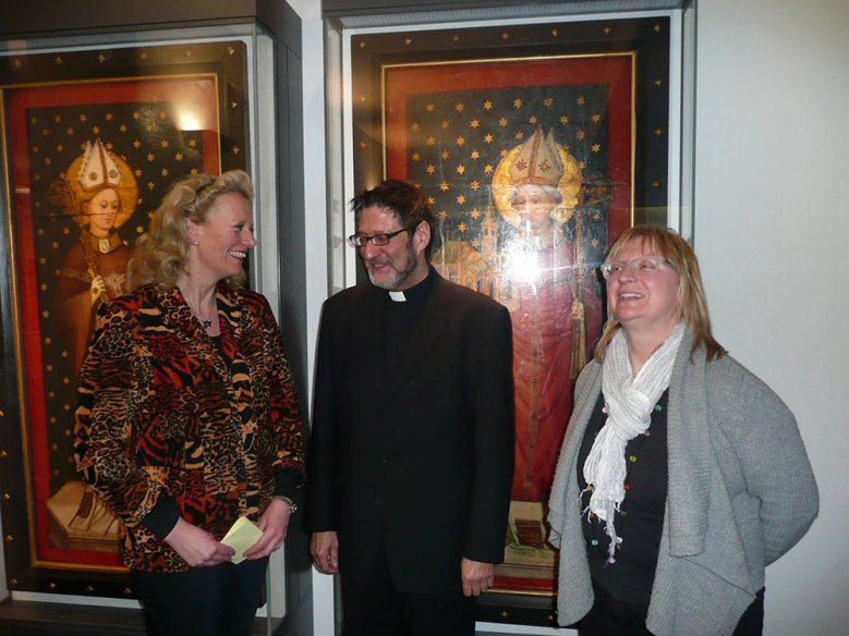 Agilof Dr. Susanne Haase-Mühlbauer, Bonifatius Müller und Restauratorin Susanne Erhards (v.l.). Das Gemälde zeigt Stadtgründer Anno