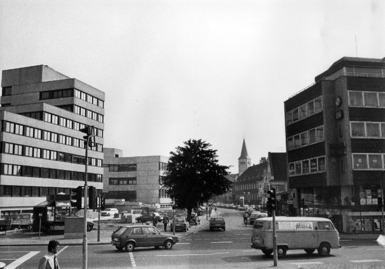 Papendick Anfang 1980er Jahre Papendick (rechts) mit Blick vom Bahnhof in die Neue Poststraße Anfang der 1980er-Jahre