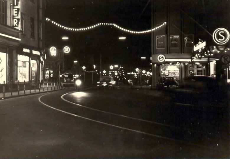 Goldene Ecke mit Hülster (links) und Stüssgen (rechts) 1956 Fast leere Straßen, hier an der Goldenen Ecke mit Hülster (links) und Cornelius Stüssgen (rechts) 1956