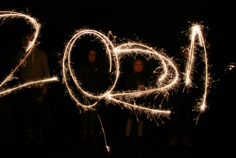 Silvester 2021 2021 mit Wunderkerzen in die Luft geschrieben