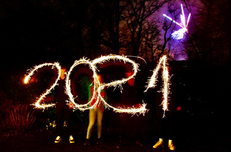 Silvester 2021 2021 mit Wunderkerzen in die Luft geschrieben