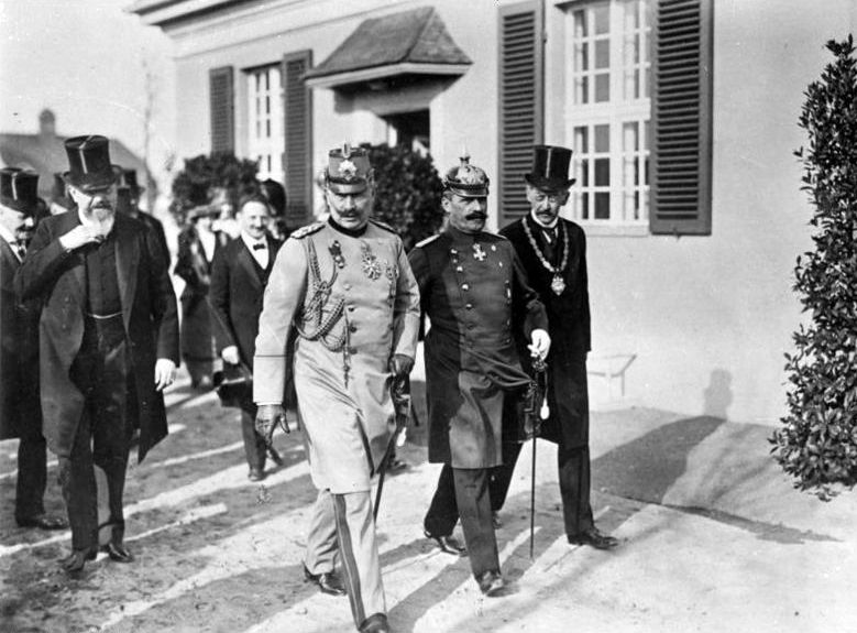 Einweihung des Kaiser-Wilhelm-Instituts 1913 mit Kaiser Wilhelm sowie Professor Adolf von Harnack Einweihung des Kaiser-Wilhelm-Instituts in Dahlem 1913 mit Kaiser Wilhelm sowie links (die Hand am Bart) Professor Adolf von Harnack
