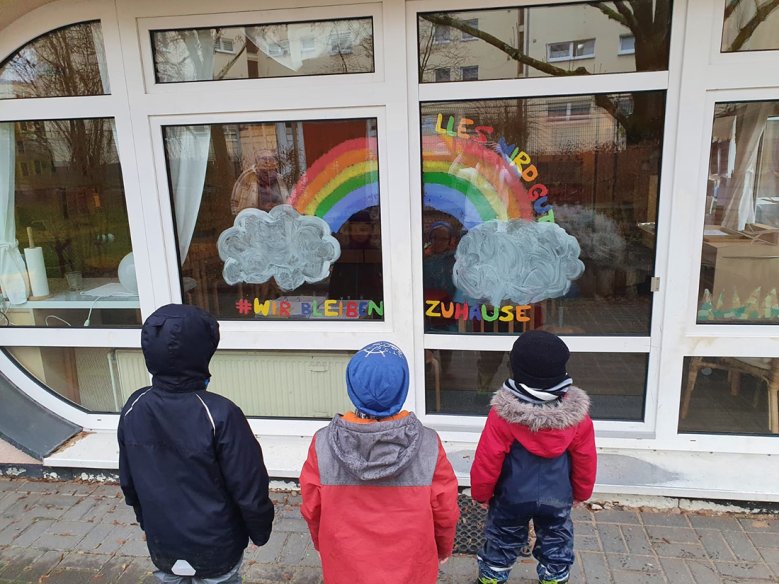 Kita Deichmäuse Drei Kita-Kinder vor dem Fensterbild der Kita Deichmäuse