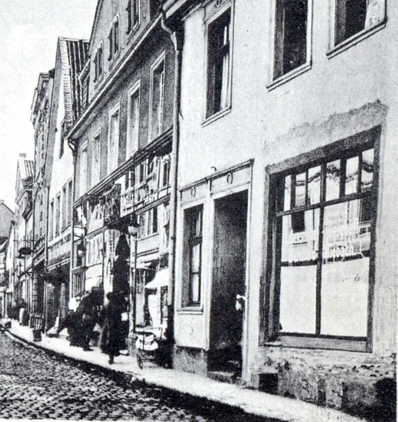 Miebach - Holzgasse 1911 Blick in die Holzgasse zu Zeiten des 1. Weltkriegs, vorne rechts die Lebensmittel- und Milchwarenhandlung Miebach