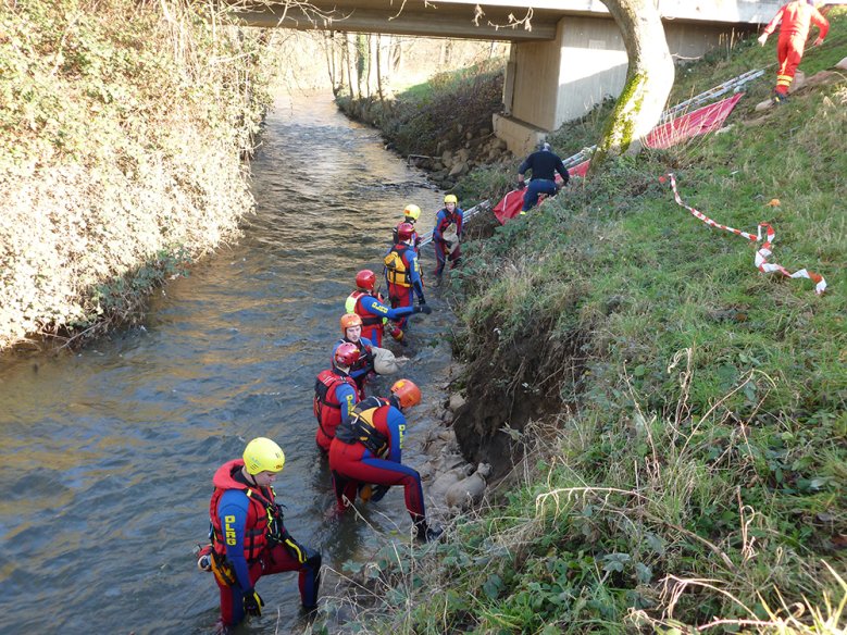 Mühlengraben 2016 Feuerwehr, THW und DLRG stabilisieren den Mühlengraben mit Sandsäcken