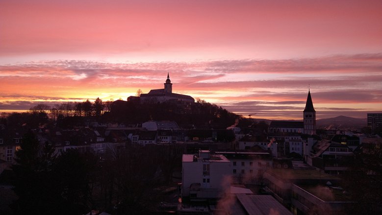 Sonnenaufgang über Siegburg Blick auf die Abtei bei Sonnenaufgang