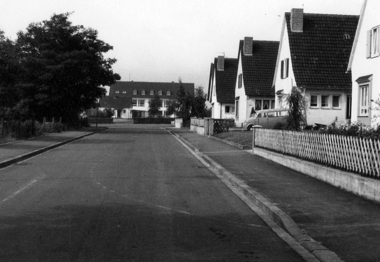 Brückberg, Gartenstraße 1963 Gartenstraße, im Hintergrund die Katholische Volksschule, 1963