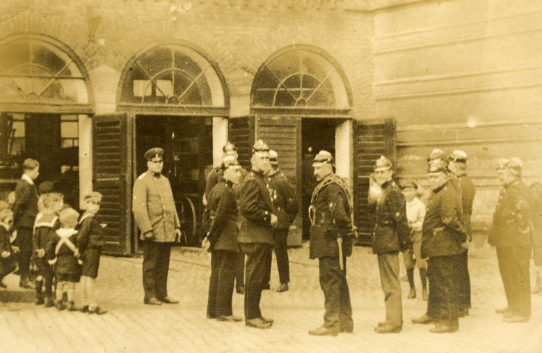 Brandmeister Gerhard Reusch mit Wehrmännern am Feuerwehrhaus am Markt im April 1926 Brandmeister Gerhard Reusch mit Wehrmännern am Feuerwehrhaus zwischen Humperdinckhaus, seinerzeit Amtsgericht und Färberei Schulz, April 1926