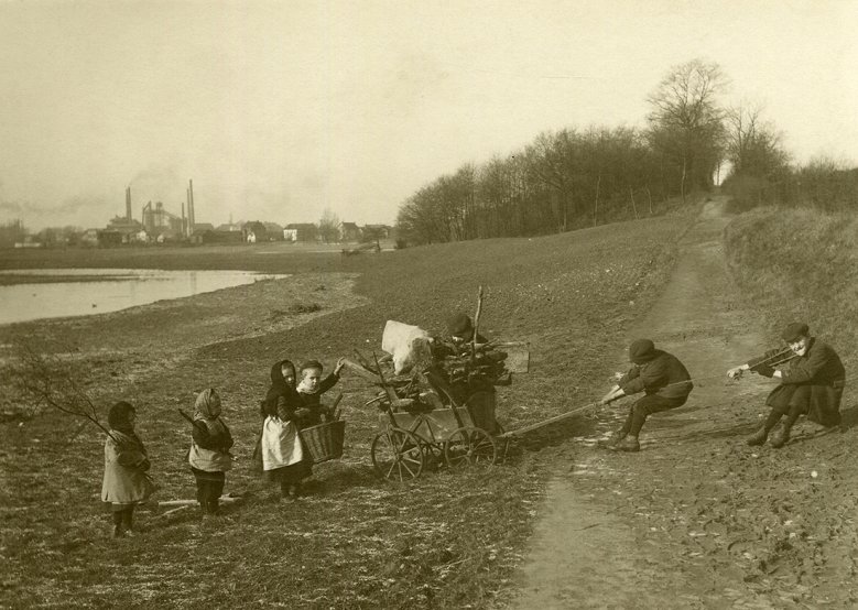 Siegburger Kinder sammeln Brennholz am Ufer der Sieg 1921 In kargen Notzeiten 1921 sammeln Siegburger Kinder mühsam Brennholz am Ufer der Sieg