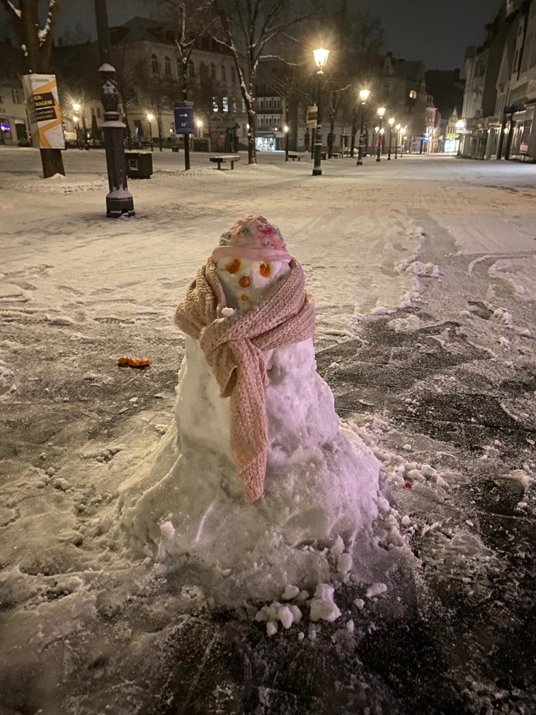 Schneemann auf dem Markt am 17. Januar 2021 Schneemann mit Schal und Mütze auf dem Markt am 17. Januar 2021