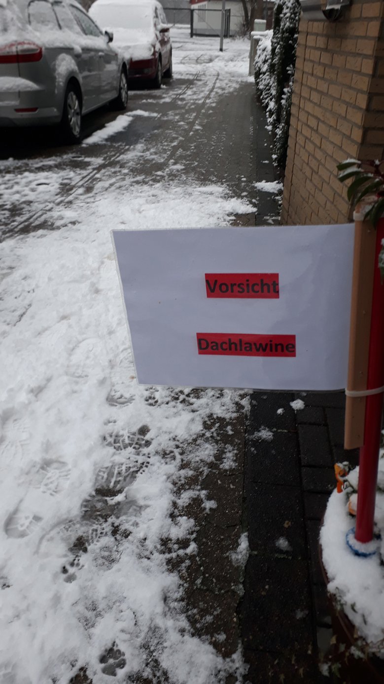 Die Steinbahn im Schnee Die Steinbahn im Schnee am 17.01.2021 mit dem Schild "Vorsicht Dachlawine"