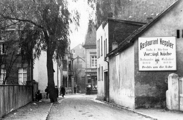 Restauration und Metzgerei Keppler, Fachmännische Leitung, Kaiserstraße 27 Restauration und Metzgerei Keppler, Fachmännische Leitung, Kaiserstraße 27. An der Gebäuderückseite rechts ein Werbeschild