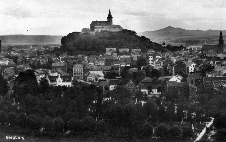 Siegburg 1916 Siegburg 1916, Blick über den Alten Friedhof an der Johannesstraße, etwa Bildmitte erkennbar der Nordbahnhof
