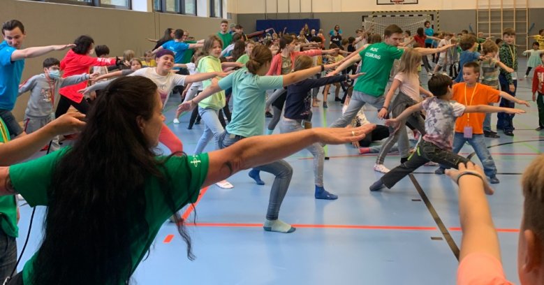 Mini Siegburg Regenprogramm Sport in der Turnhalle