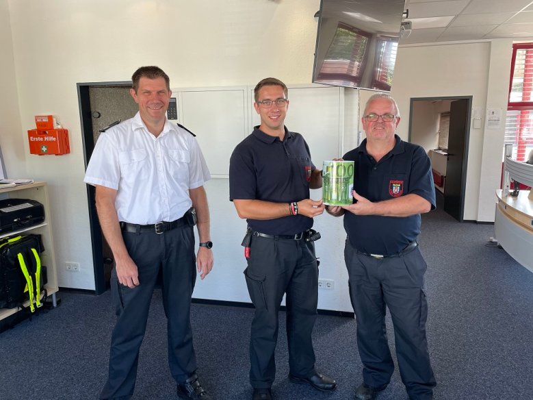 Spende Feuerwehr Foto (v.l.n.r.): Michael Höntsch, Patrick Okroy und Frank Pritz bereit zur Spendenübergabe