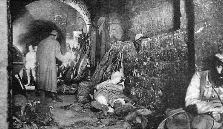 Fort Vaux Gänge in Fort Vaux mit erschöpften französischen Soldaten Anfang Juni 1916