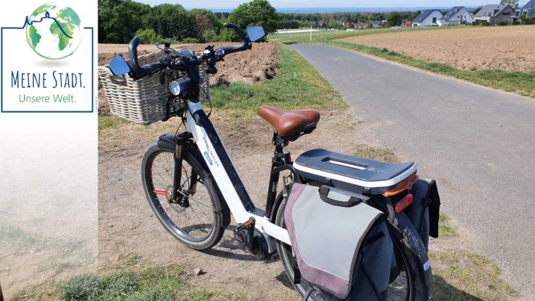 Nachhaltigkeit-Fahrrad flott machen E-Bike am Rand eines Feldweges