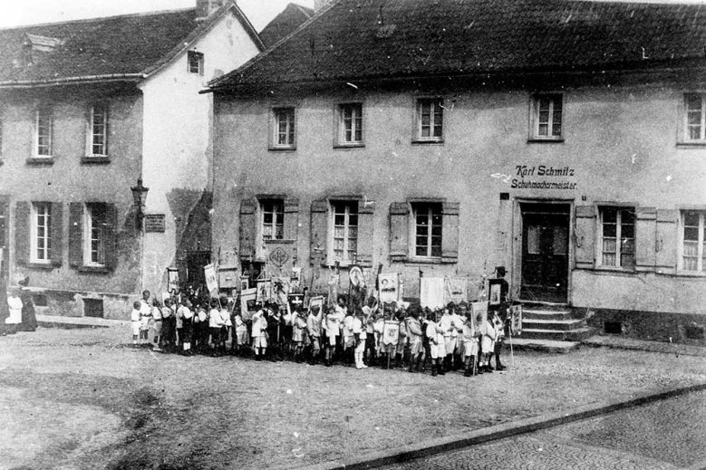 Prozession Fronleichnamsproesszion 1919 auf dem Kirchplatz von Servatius