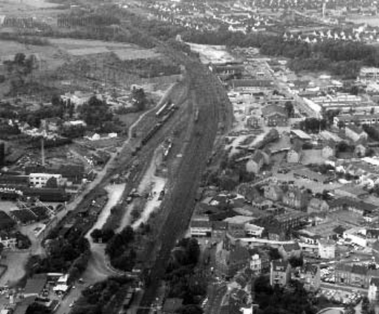 Luftbild aus der ersten Hälfte der 1960-er-Jahre, links oben das Umspannwerk der RWE, rechts darüber die Kleingartenanlage, unten Mitte das ehemalige CVJM-Haus, links unten der Berliner Platz