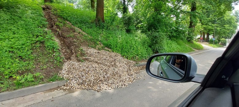 Hangrutsch Aus dem Hang auf die Bergstraße gespülte Steine