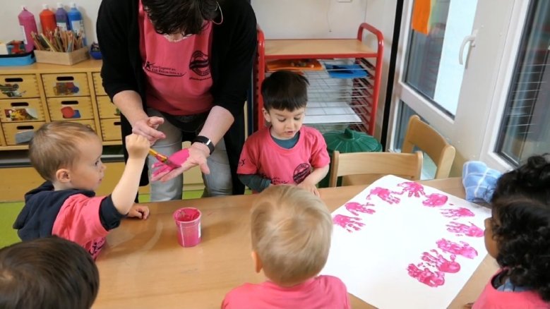 Kita-Deichhaus-Küken-pink-gegen-Rassismus Kleinkinder in pinken T-Shirts am Basteltisch