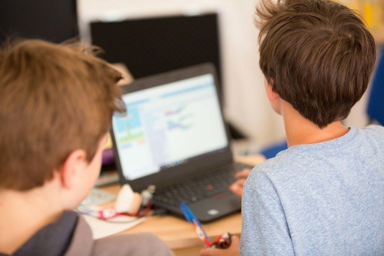 Stadtbibliothek Jungen arbeiten am Laptop