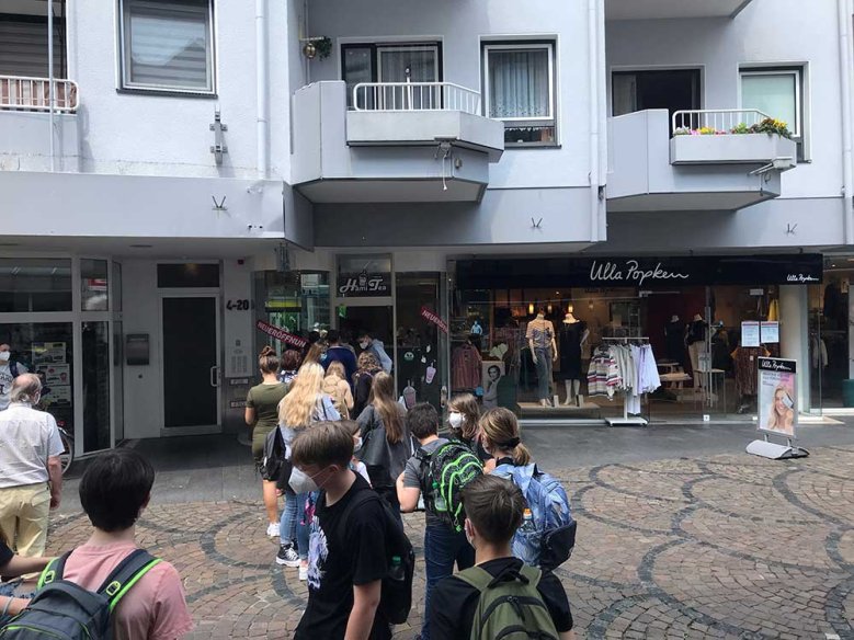Bubble Tea Schlange stehen in der Holzgasse für Tapiokaperlen