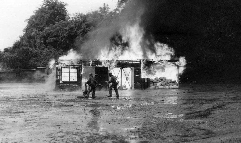 Feuerwehr Brand Die Übung der Siegburger Feuerwehr 1956 auf dem im Volksmund seinerzeit Thingplatz genannten Mühlentorplatz mit der lichterloh brennenden Baracke