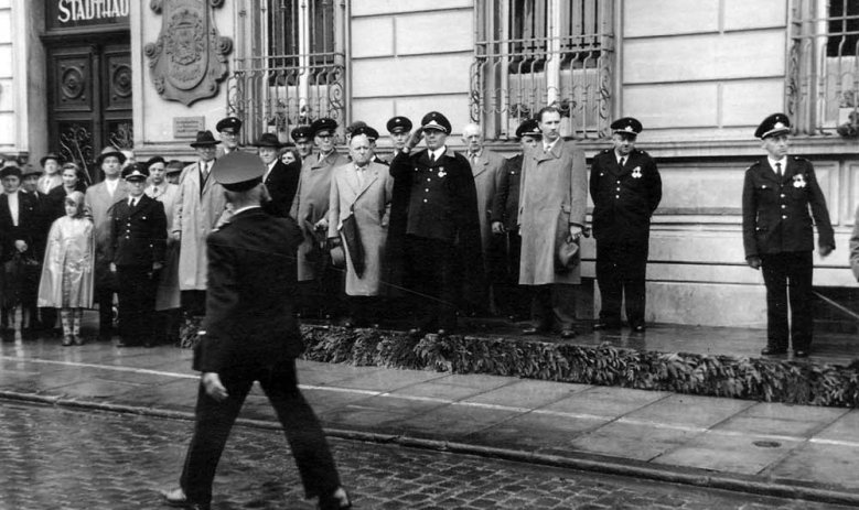 Feuerwehr-Umzug Festumzug der Feuerwehr zum 75-jährigen Jubiläum - vor dem Stadthaus in der Kaiserstraße 1956