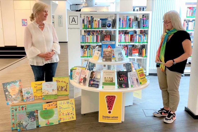 Literatur-Lunch In der Stadtbibliothek Christiane Bonse, links, und Jolanta Magg