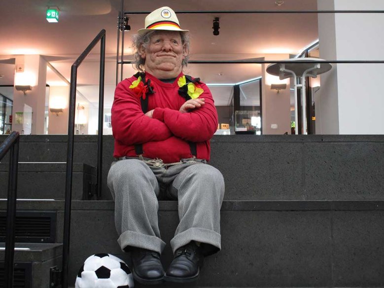 Lottchen-Deutschland Die Figur "Lottchen" auf den Stufen im Stadtmuseum