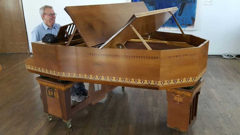 Ubber-Humperdinckflügel Musikwerkstattleiter Dr. Christian Ubber nach der ersten Probe am Glockenflügel 2016