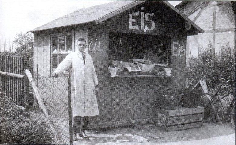 Eis-Verkaufsstand-Augustastraße Willi von Moock vor seinem Eisbüdchen in der Augustastraße Anfang der 1920-er-Jahre