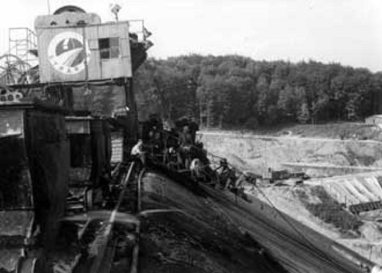 Talsperre Arbeiten auf der Dammkrone, 1955