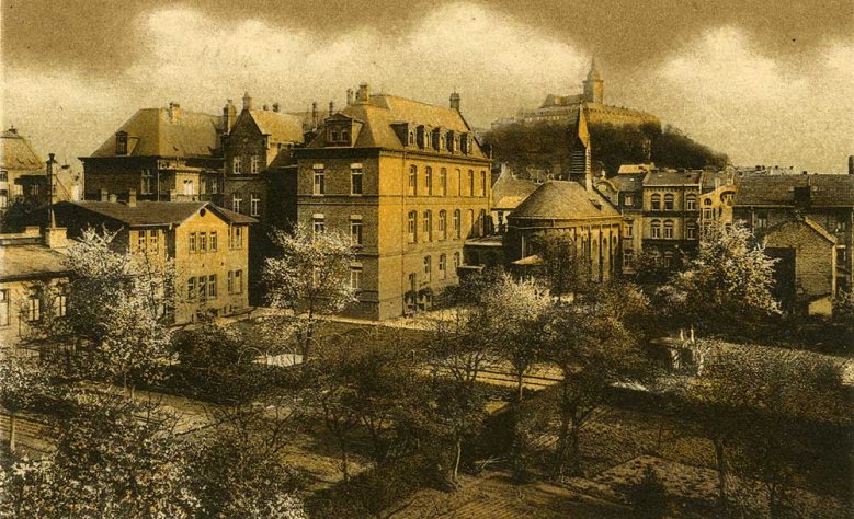 Krankenhaus Hospital und Krankenhausgärten, rechts verläuft die Humperdinckstraße um 1916
