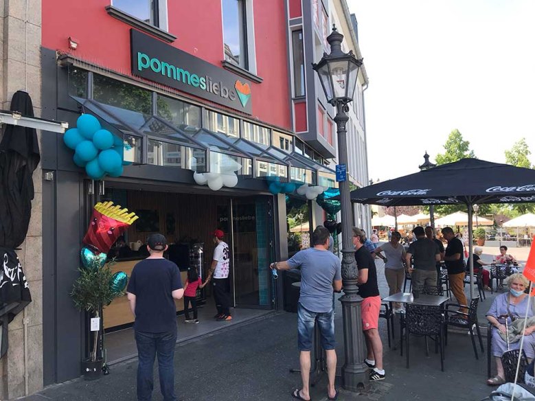 Pommes-Liebe "Pommes Liebe" heißt der neue gastronomische Hingucker an der Goldenen Ecke