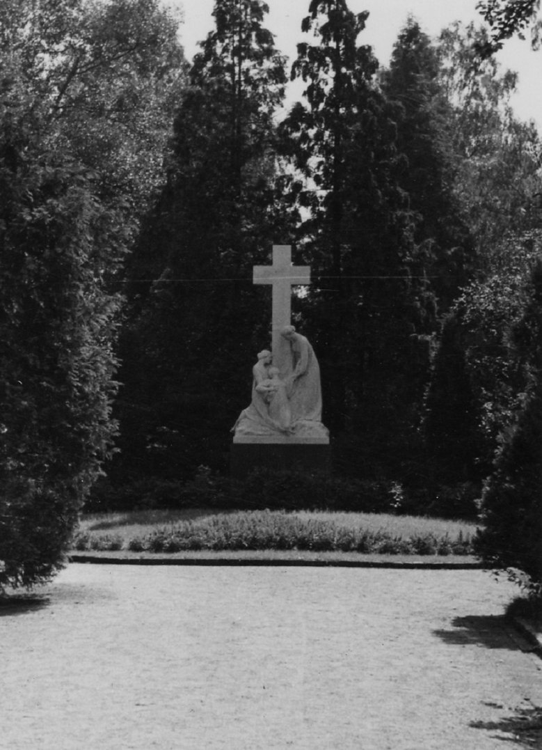 Kreuz mit Statue schwarz-weiß Kreuz mit Statue schwarz-weiß