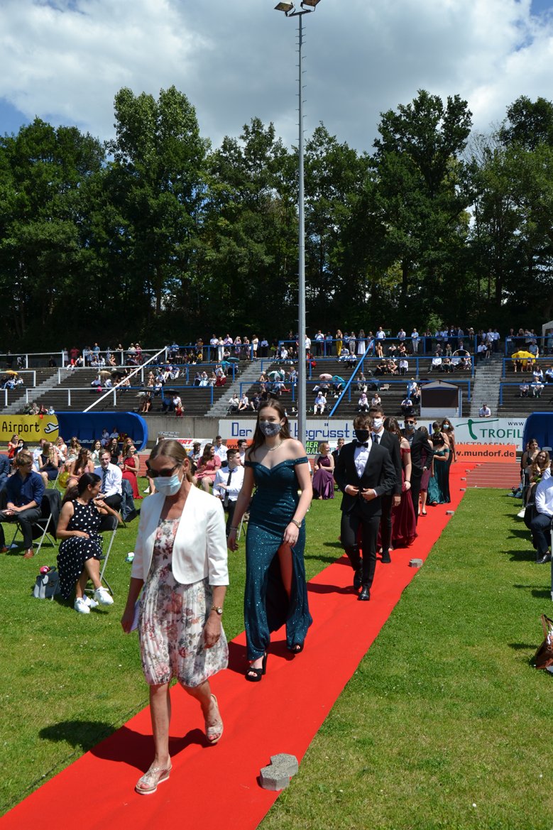 2020-06-29_gymnasium-alleestrasse.jpg Elisabeth Udelhofen schreitet mit ihrem Französisch-LK über den roten Teppich zur Bühne