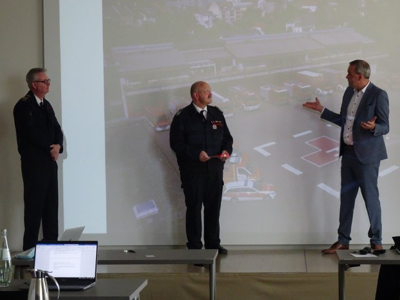 Ehrung Georg Burmann Kreisbrandmeister Dirk Engstenberg, Georg Burmann und Bürgermeister Stefan Rosemann