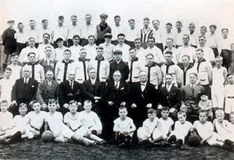 Wolsdorf 1931 Mannschaft und Vorstand der Spielvereinigung Wolsdorf im 25. Jubiläumsjahr 1931